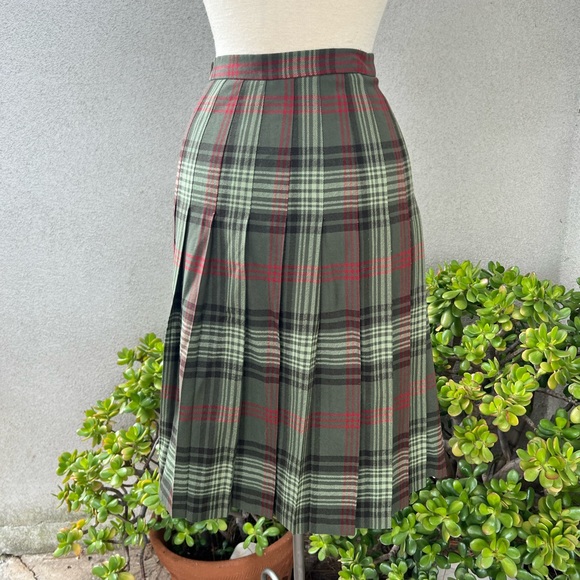 Vintage plaid tartan greens pleated wool skirt Sz Small by The Scotch House - Picture 5 of 10